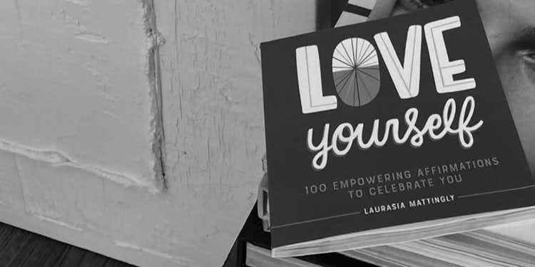 Love Yourself: 100 Empowering Affirmations to Celebrate You 